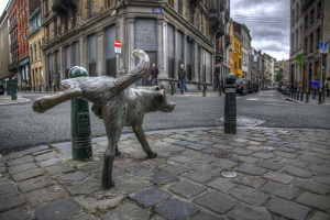 Bruxelles ospita 3 statue che pisciano comodamente. 